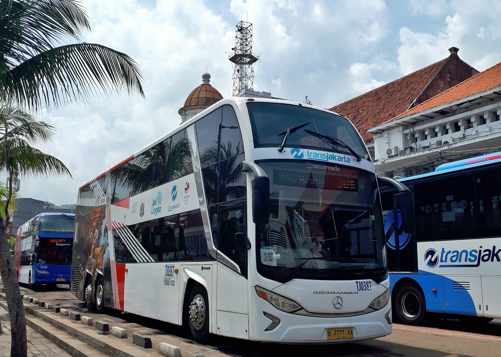 A double decker bus parked in front of a building